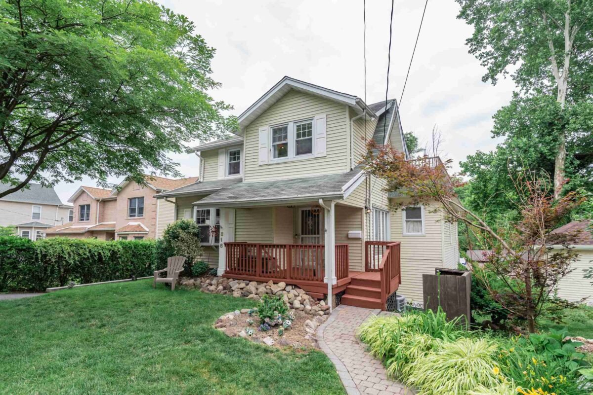 818 Park Ave River Edge, NJ presented by North Jersey Partners brokered by eXp Realty - www.thisisriveredge.com